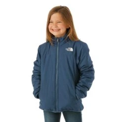 The North Face Girls Reversible Mossbud Jacket 6 The North Face Girls Reversible Mossbud Jacket -Winter Kids Clothing Store fw23 tnf girlsreversiblemossbudjacket shadyblue model1