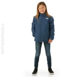 The North Face Girls Reversible Mossbud Jacket 7 The North Face Girls Reversible Mossbud Jacket -Winter Kids Clothing Store fw23 tnf girlsreversiblemossbudjacket shadyblue model2