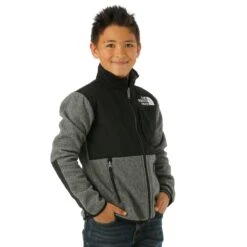 The North Face Teen Denali Jacket -Winter Kids Clothing Store fw23 tnf teendenalijacket grey model1